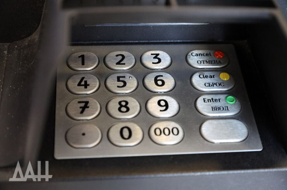 В Торезе мошенники выманили у девушки 4 миллиона рублей, подарив за это ей цветы