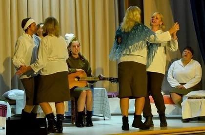 «А нам бы жить…»: Спектакль о женской силе и вере в Победу показали в Еленовке