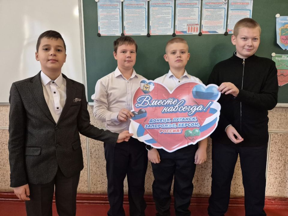 В школах Ждановки прошли тематические занятия в честь Дня воссоединения Донбасса и Новороссии с Россией