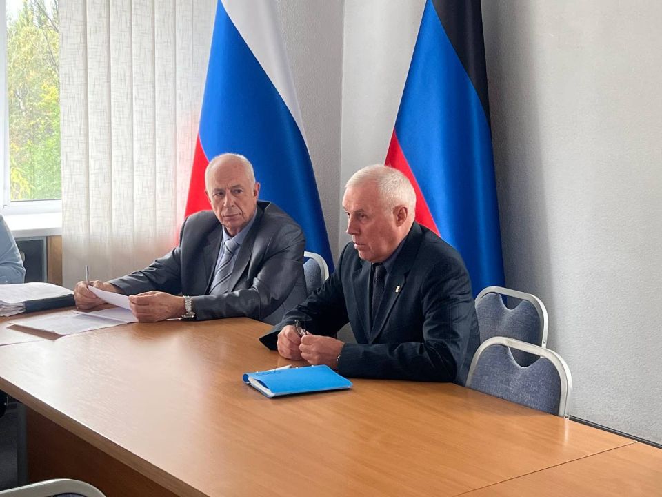 Врип главы Харцызского округа Евгений Поплавский провел очередное совещание с представителями ресурсных организаций по вопросам подготовки к отопительному сезону