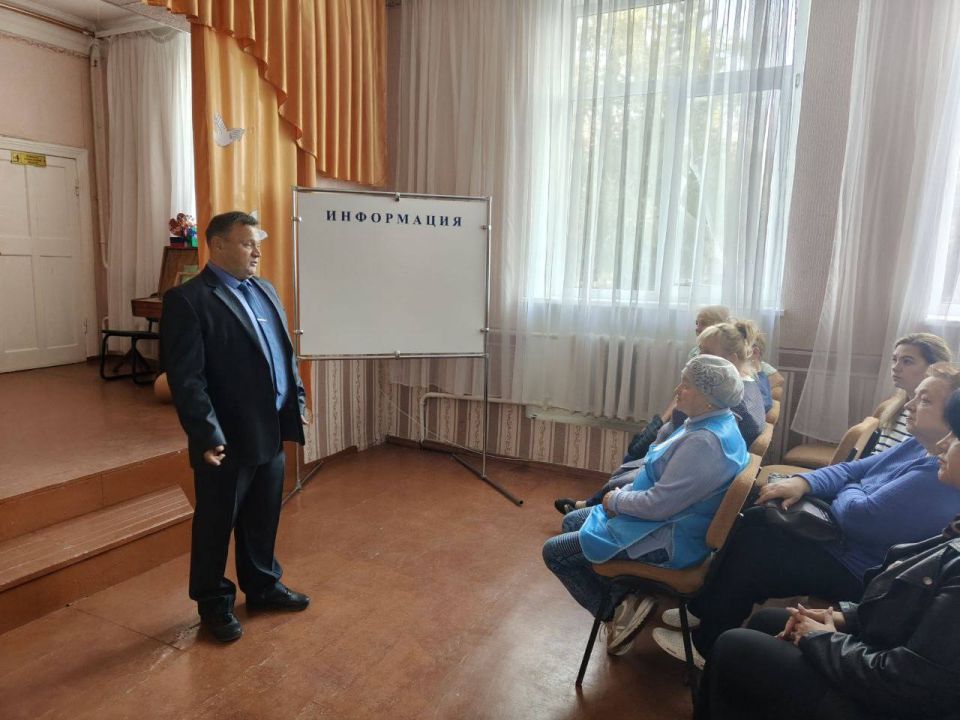 Вчера начальник Управления образования Харцызска Николай Осипов встретился с коллективом Средней школы № 2