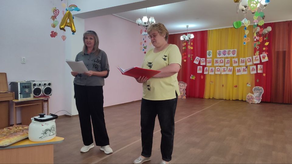 В преддверии празднования профессионального праздника "Дня работников дошкольного образования", в ГКДОУ "Светлодарский детский сад №10 "Радуга"", прошло торжественное производственное собрание, посвящённое этому событию!