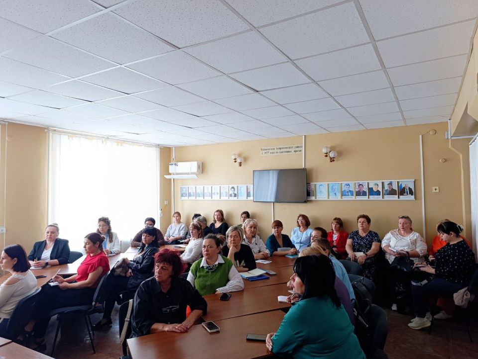 Глава Амвросиевского муниципального округа Игорь Лызов встретился с членами территориальной организации профсоюза работников образования Амвросиевского округа