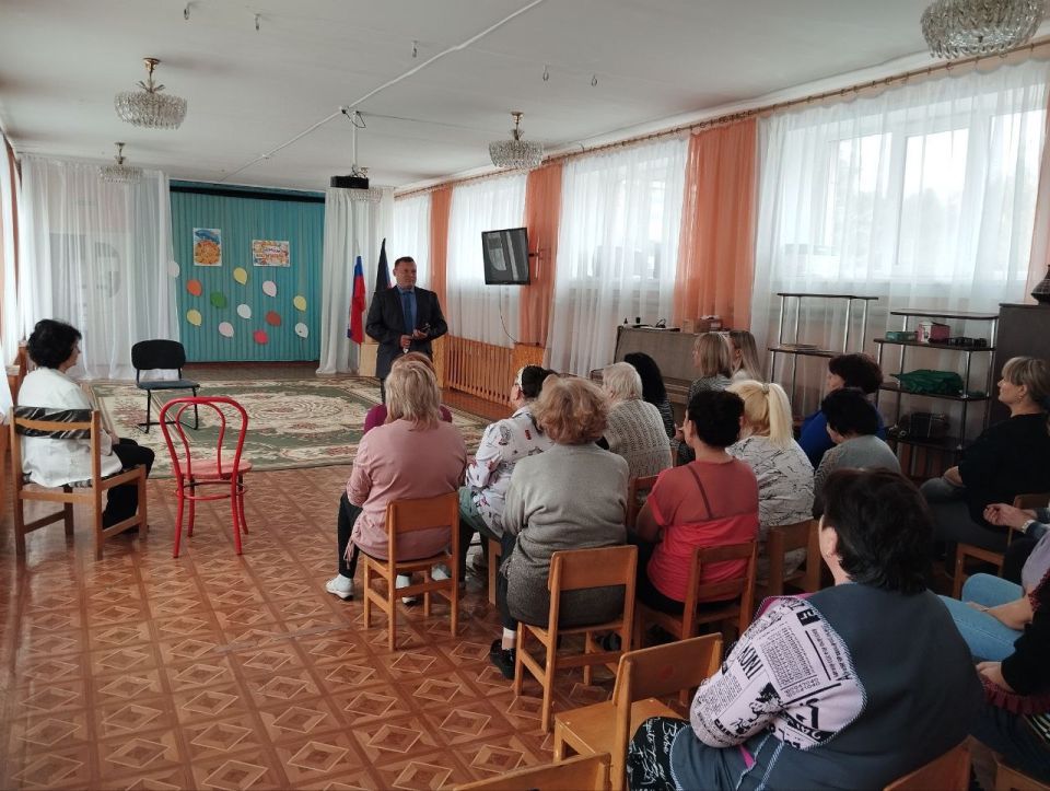 Сегодня представитель Администрации городского округа Харцызск провел встречу с трудовым коллективом ГКДОУ "Детский Сад № 5