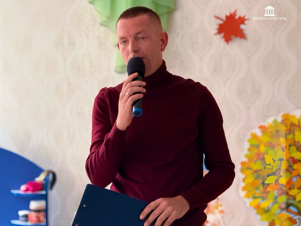 В преддверии Дня работников дошкольного образования, 26 сентября, творческие сотрудники ХГДК преподнесли искромётный сюрприз в виде экспресс-поздравления сотрудникам Золотарёвского детского сада №19 «Колосок»