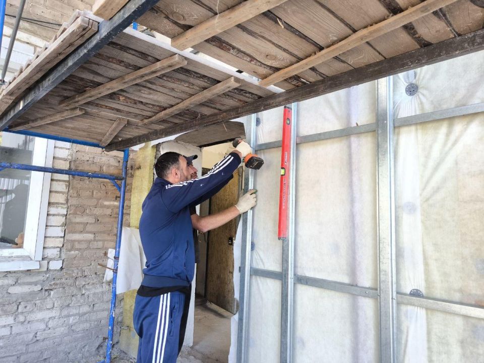 Александр Качанов: Якутия обустраивает фасад Молодежного центра в Докучаевске