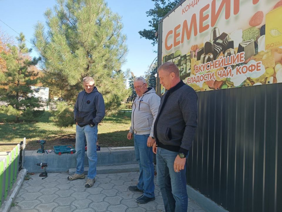 Сергей Юзвинкевич: Хочу отметить инициативу индивидуального предпринимателя Грипас Т. (магазин "Семейный" ). Здесь не просто создали красивые клумбы, а проявили настоящую заботу, установив изящный заборчик вокруг этой...