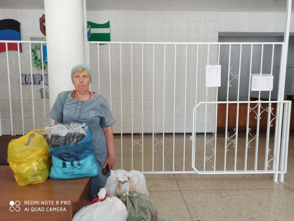 Жители пгт Зуевка получили ценную помощь в преддверии зимы! Благодаря Общественной организации "Русский мир", в посёлок доставлена одежда, которая будет распределена среди нуждающихся