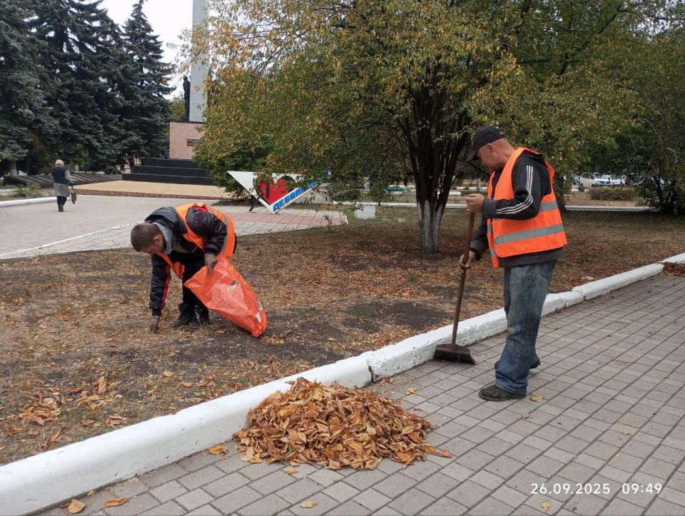 26 сентября на территории городского округа Дебальцево состоялся экологический субботник «Зеленая Россия» по уборке территории по ул. Советской и центральной части города