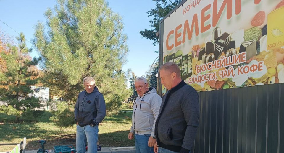 Сергей Юзвинкевич: Хочу отметить инициативу индивидуального предпринимателя Грипас Т. (магазин "Семейный" ). Здесь не просто создали красивые клумбы, а проявили настоящую заботу, установив изящный заборчик вокруг этой...