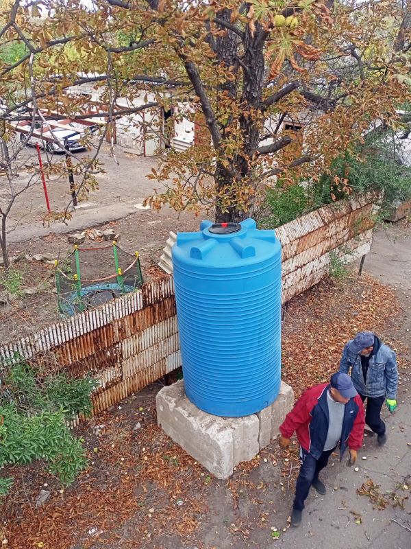 Сергей Желновач: В связи со сложной ситуацией водоснабжения на территории города Дебальцево, администрация городского округа продолжает установку емкостей в микрорайонах города