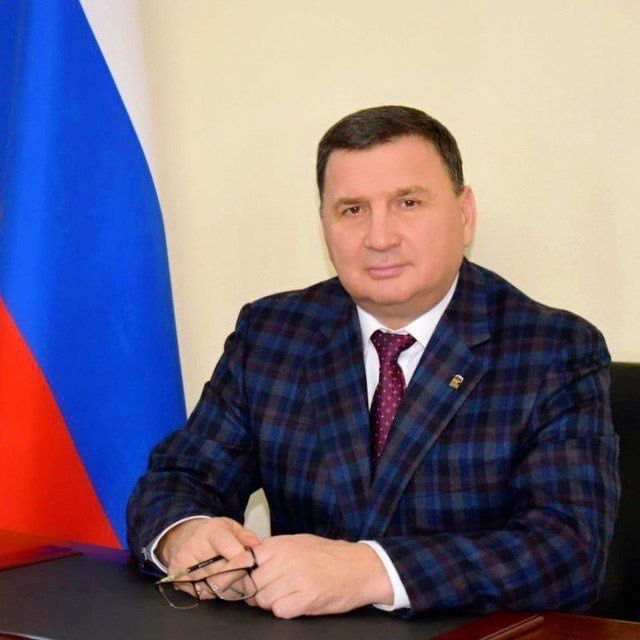 Продолжается ремонт дорог и пешеходных дорожек в различных частях Амвросиевки