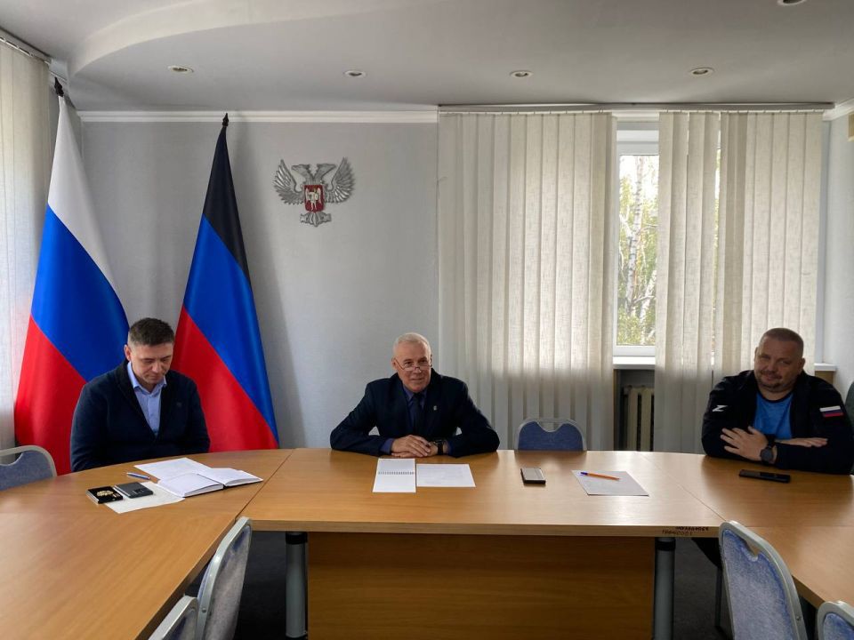 Сегодня врип главы муниципального образования городского округа Харцызск Евгений Поплавский провел заседание штаба с главным врачом ГБУ ДНР «ЦГБ г. Харцызска» Андреем Медведевым, сотрудниками Администрации, депутатами и...