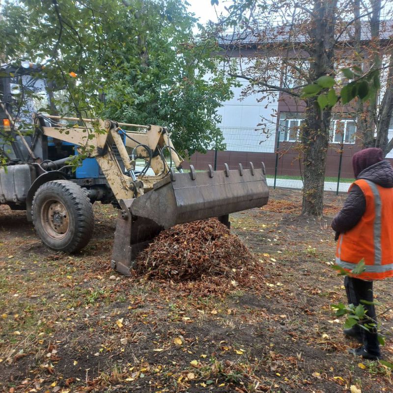 Константин Зинченко: Во время одного из прямых эфиров, от жителей г. Волноваха поступило обращение о благоустройстве территории вокруг здания Социального фонда России и установке новых ограждающих конструкций