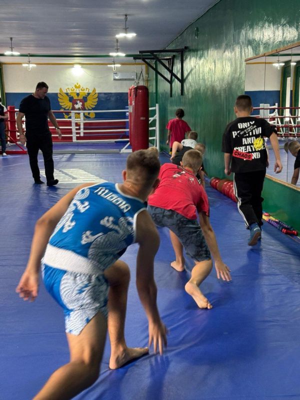 Чемпион из Челябинска провел урок по греко-римской борьбе для детей Ждановки