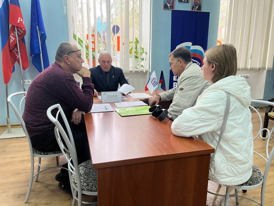 Сегодня врип главы Харцызского муниципального округа Евгений Поплавский провел прием граждан в общественной приемной партии «Единая Россия»