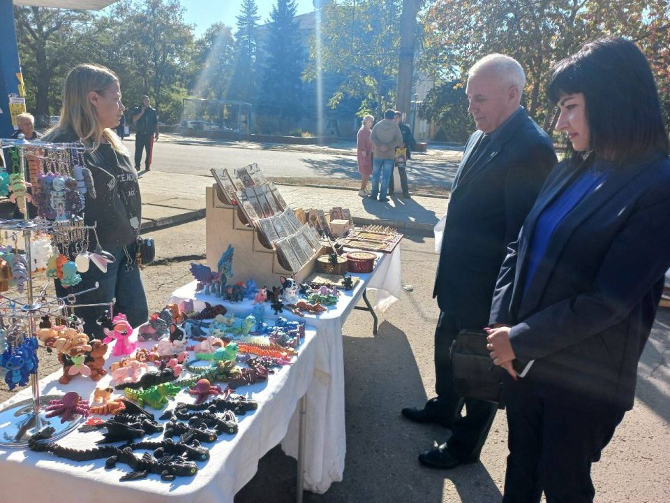 Выставку работ посвященную празднования Дня города Зугрэса сегодня посетил врип главы муниципального образования городского округа Харцызск Евгений Поплавский