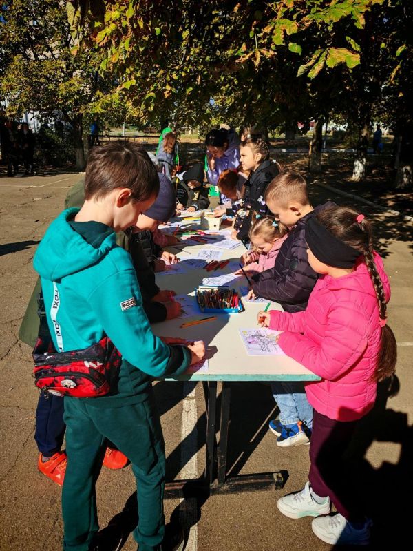 Сегодня у здания СШ 17 состоялась выставка детских работ учащихся отдела ИЗО Зугрэсской детской школы искусств, в также мастер-класс от преподавателей отдела ИЗО Ивановой Л В. и Шиловой А.И. по изготовлению тематических...