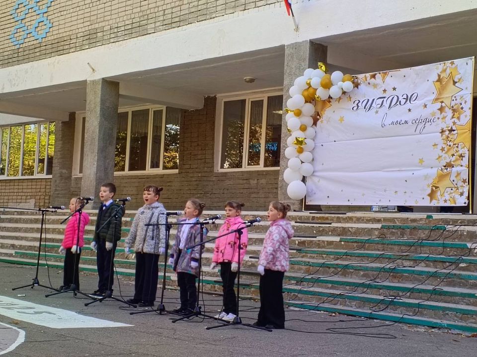 Сегодня, в честь праздника Дня города Зугрэса 27 сентября, состоялась концертно-развлекательная программа, в которой приняли участие учащиеся и преподаватели МБУДО "ЗДШИ" при взаимодействии с коллективами ГБОУ "СШ 17 г.о....