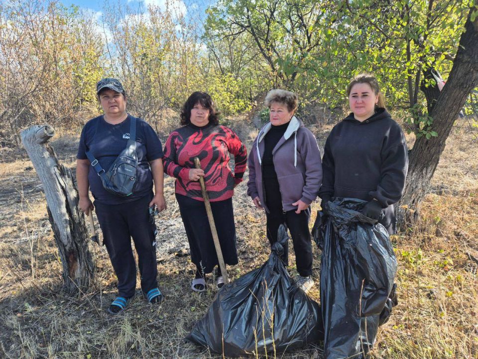 МБУ клуб "Шахтер" провел уборку и вырубку поросли улицы Почтовой в пгт Троицко-Харцызск