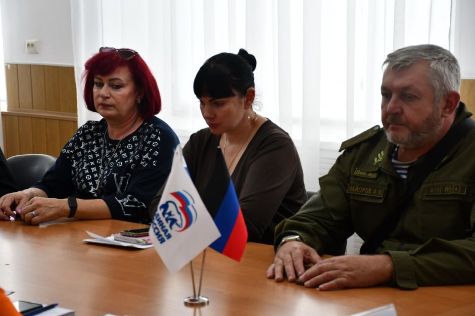 Глава муниципального образования городского округа Дебальцево, секретарь МО ВПП "ЕДИНАЯ РОССИЯ" Сергей Желновач встретился с первичными отделениями местного отделения Всероссийской политической партии "Единая Россия"