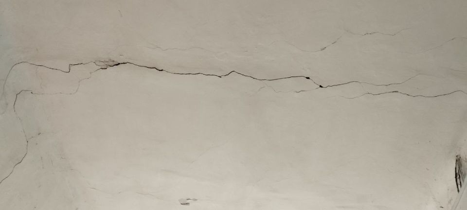 К жителям дома с лопнувшими на стенах маячками наконец приехали чиновники из администрации Макеевки