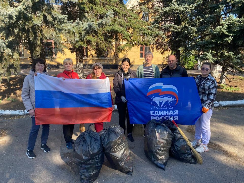 Убираем город вместе. В Моспино прошел общегородской субботник, участие в котором приняли сотрудники Моспинского территориального управления, трудовые коллективы организаций и предприимчивые жители-активисты