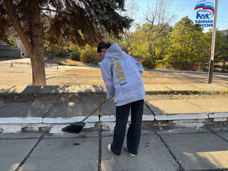 В рамках партийного проекта Всероссийской политической партии «ЕДИНАЯ РОССИЯ» «Чистая Стана» активисты городского округа Харцызск провели субботник