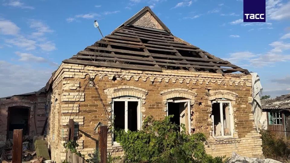 Единственная жительница почти полностью разрушенной ВСУ Марьинки в ДНР Галина рассказала ТАСС, что решила остаться в городе, когда приехала проверить свой дом после освобождения населенного пункта