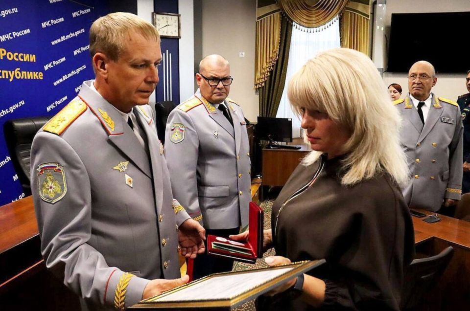 Замглавы МЧС России Кострубицкий наградил спасателей в ходе визита в ДНР