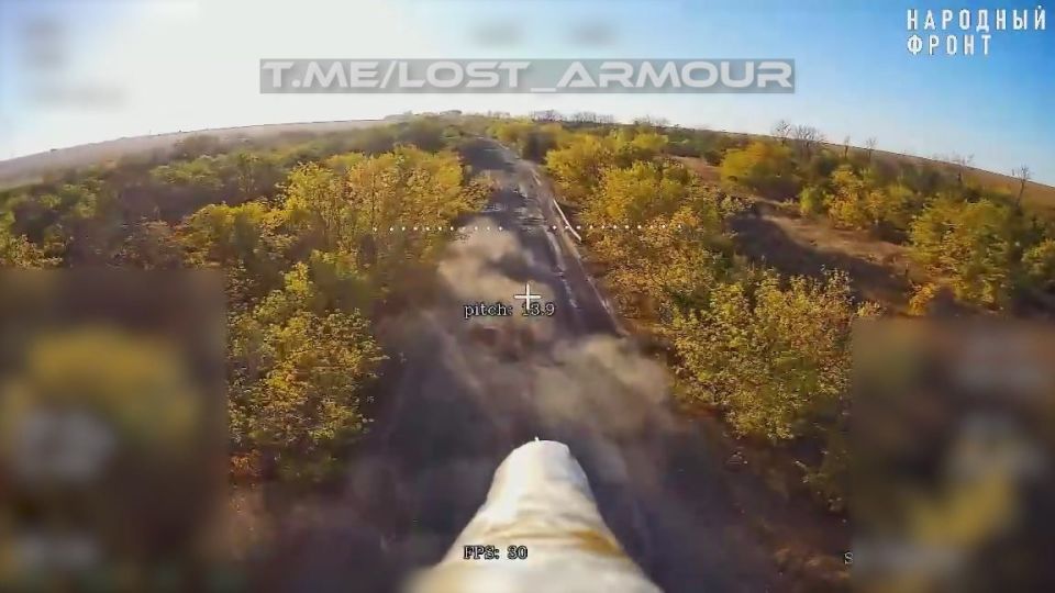 Подвоза не будет!. Оператор оптоволоконного FPV-дрона "КВН" уничтожил бронеавтомобиль с грузом для ВСУ на трассе "Красный Лиман - Северск"