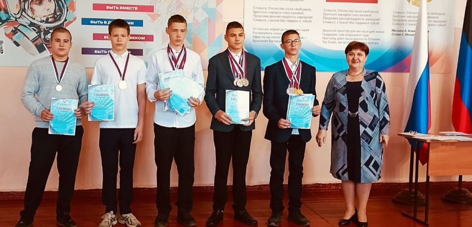 ГБОУ «Мироновская школа № 10 г.о. Дебальцево» поздравляет :