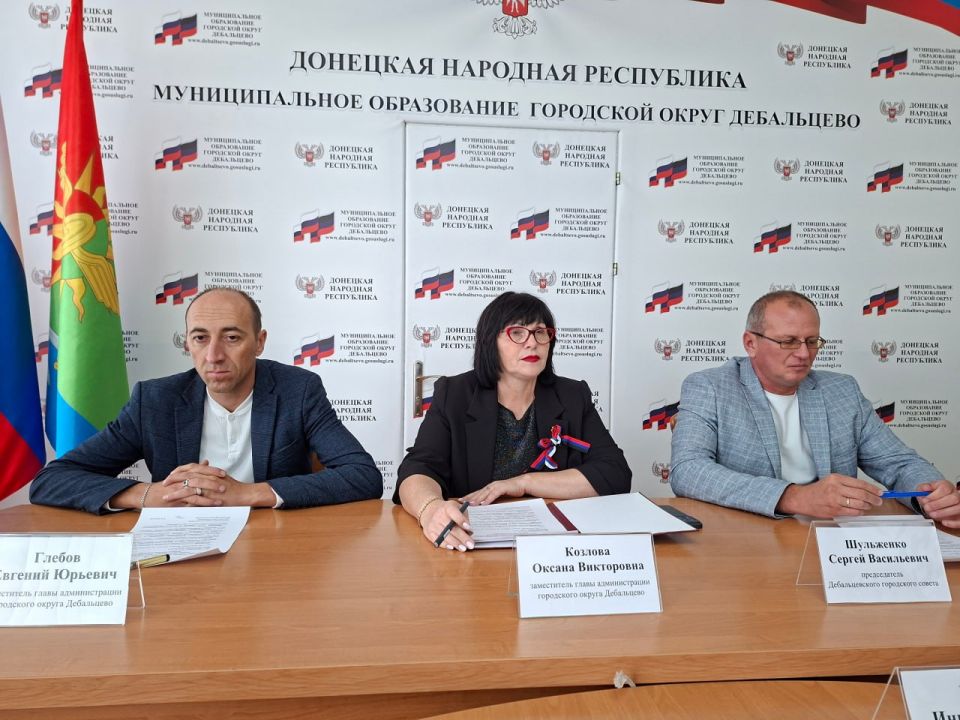 Сегодня, 29 сентября 2025г., заместитель главы администрации городского округа Дебальцево Оксана Козлова провела аппаратное совещание с начальниками управлений, отделов и секторов администрации