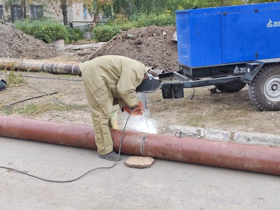 ТЕПЛО ПОД КОНТРОЛЕМ. Ремонтная бригада филиала «Харцызсктеплосеть» продолжает масштабные работы по замене участка теплотрассы в микрорайоне Юбилейный
