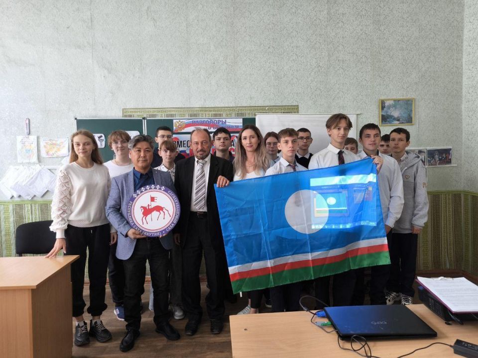 Представитель Якутии провел тематический урок в школе Докучаевска