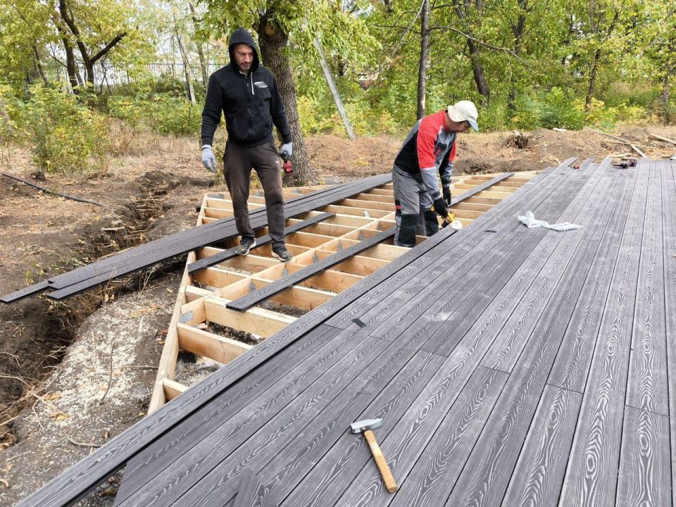 Якутия готовит основание для детской площадки в парке Докучаевска