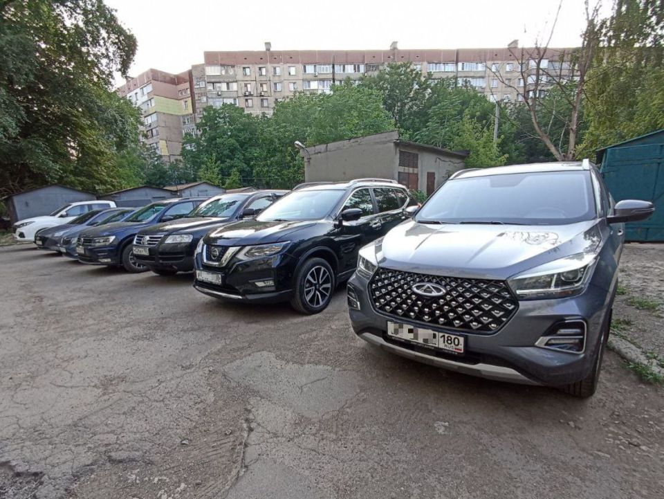 По просьбе жителей Донецка Глава ДНР Денис Пушилин поручил администрации муниципалитета совместно с УГАИ МВД до 13 октября разобраться с водителями, которые паркуют машины в неположенных для этого местах