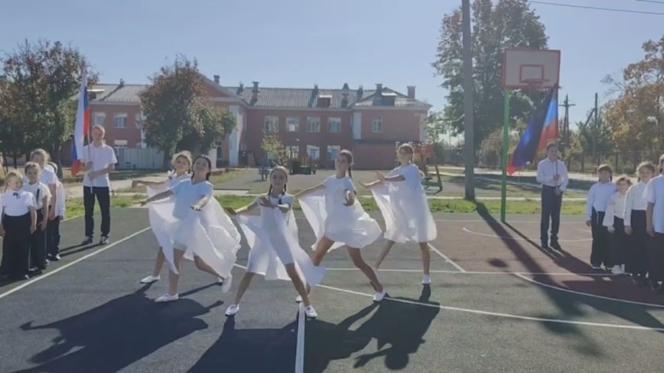 Обучающиеся ГБОУ "Школа №2 г.о. Дебальцево" записали видеопоздравление ко дню воссоединения Донецкой Народной Республики с Россией