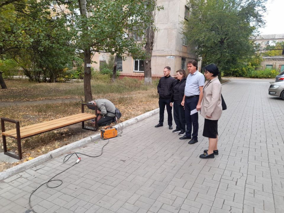 Роман Конев: В Горловке установили скамьи около МФЦ в рамках партийного проекта Единой России «Городская среда»