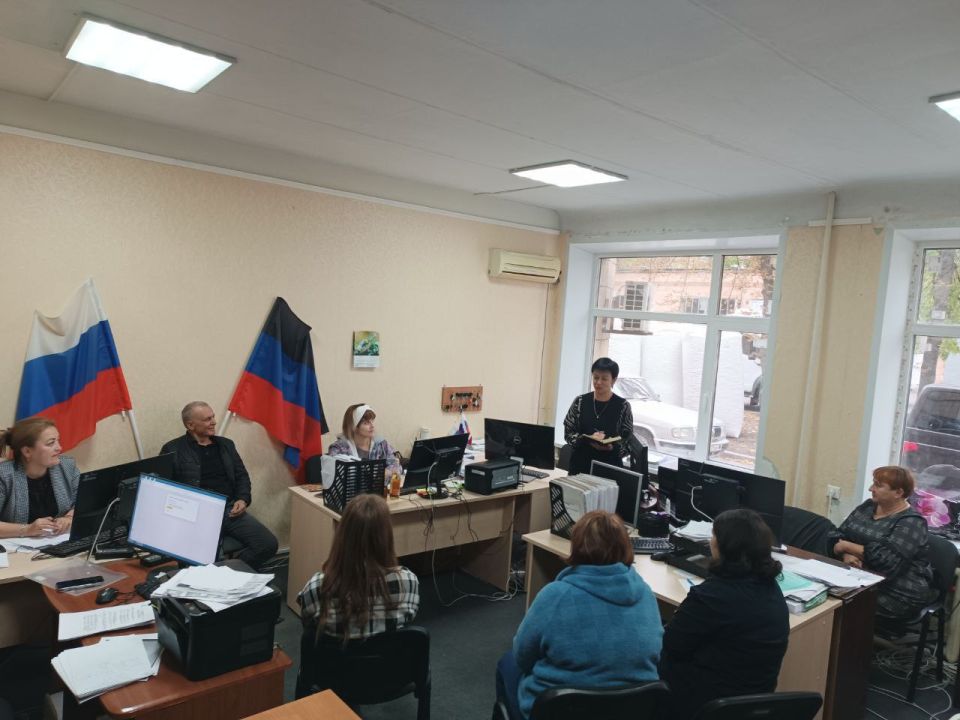 Сегодня, заместитель Главы Администрации Тельмановского муниципального округа провела рабочую встречу с трудовым коллективом муниципального казённого учреждения "Жилищно-коммунальное хозяйство и благоустройство" в пгт...