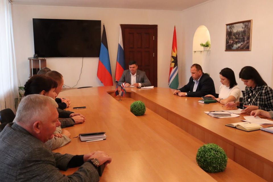 29 сентября, Глава городского округа Торез Чесноков А.В. провел заседание Штаба по вопросам здравоохранения с председателем городского совета Донецкой Народной Республики первого созыва Казмерчука А.Л., главных врачей...