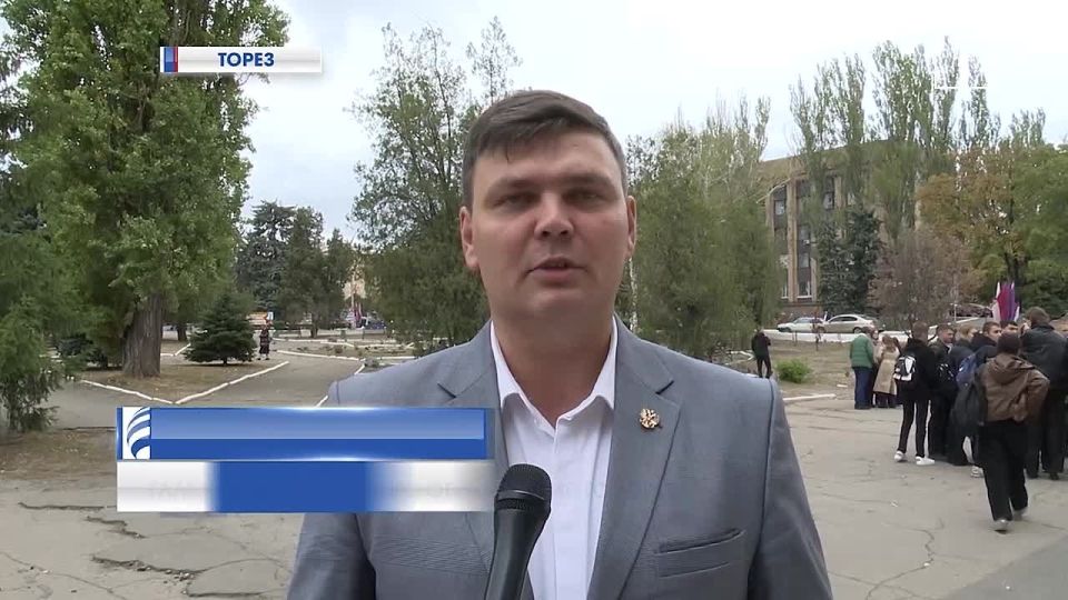 День воссоединения с Россией в Торезе: 50-метровый триколор на центральной площади города