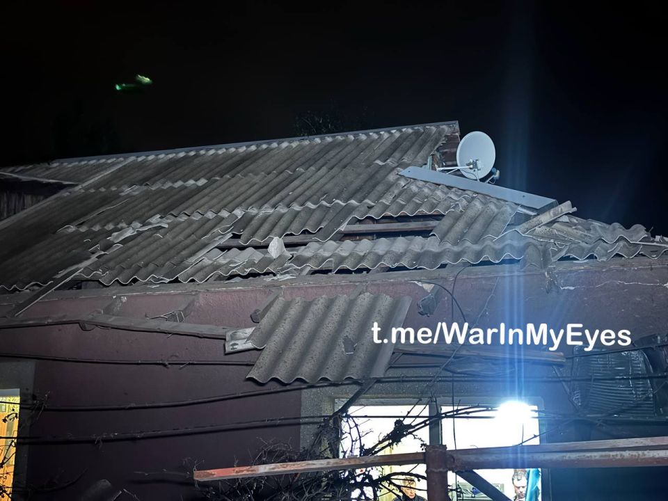 Последствия прилета ударного БПЛА в частный жилой дом в Куйбышевском районе Донецка, Горняк