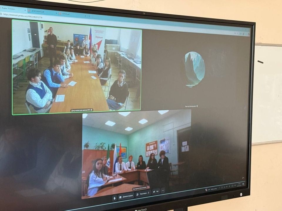 "Мы вместе!" – под таким вдохновляющим девизом состоялся телемост, объединивший школьников из Гусь-Хрустального и Докучаевска