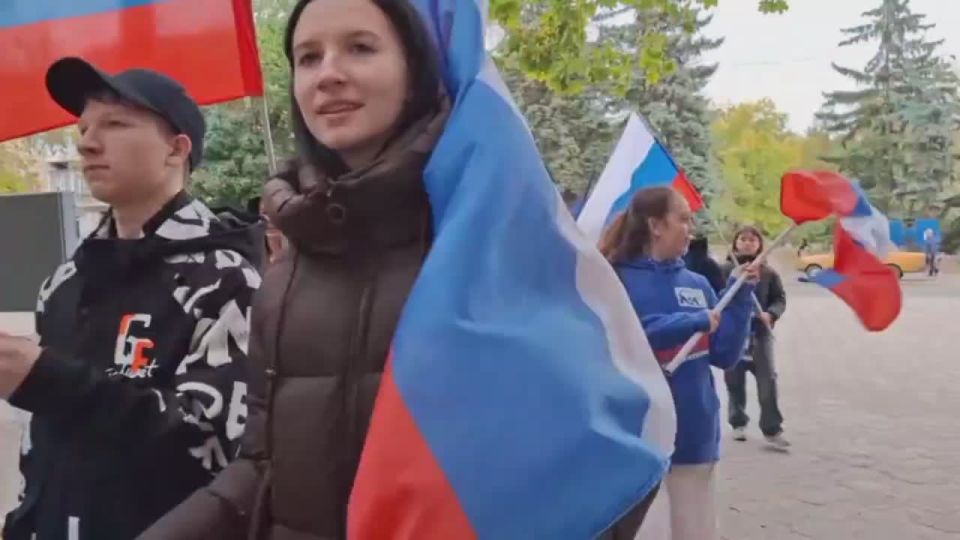 Мы едины навсегда. Активисты Ждановского штаба совместно с Народной Дружиной приняли участие в шествии ко Дню воссоединения Донбасса с Россией