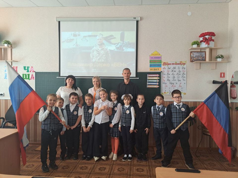 Александр Качанов: В школе №3 Докучаевска прошел патриотический классный час "Донбасс - сердце России"