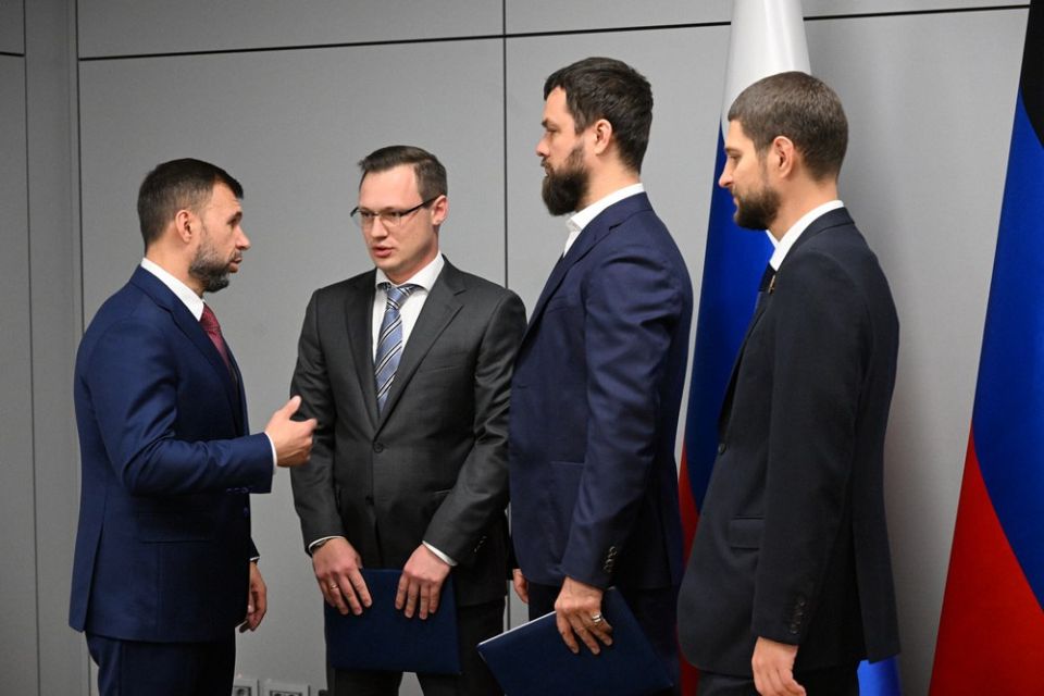 Глава ДНР Денис Пушилин с сенатором РФ от ДНР Александром Волошиным приняли участие в подписании соглашения между Минздравом ДНР и руководителем благотворительной организацией «Спаси жизнь» Владиславом Юрьевым