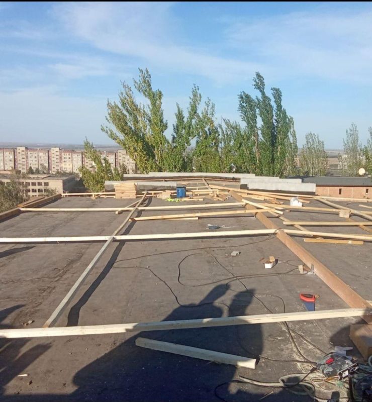 Нижегородские строители обновляют кровлю жилого дома в Харцызске