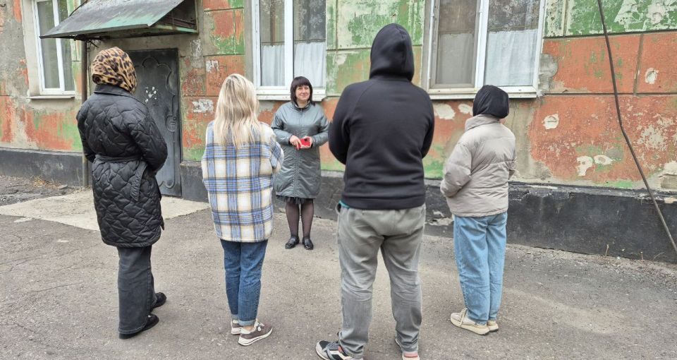 Сегодня, управляющий делами администрации городского округа Дебальцево Инна Рудакова провела встречу с жителями многоквартирного дома