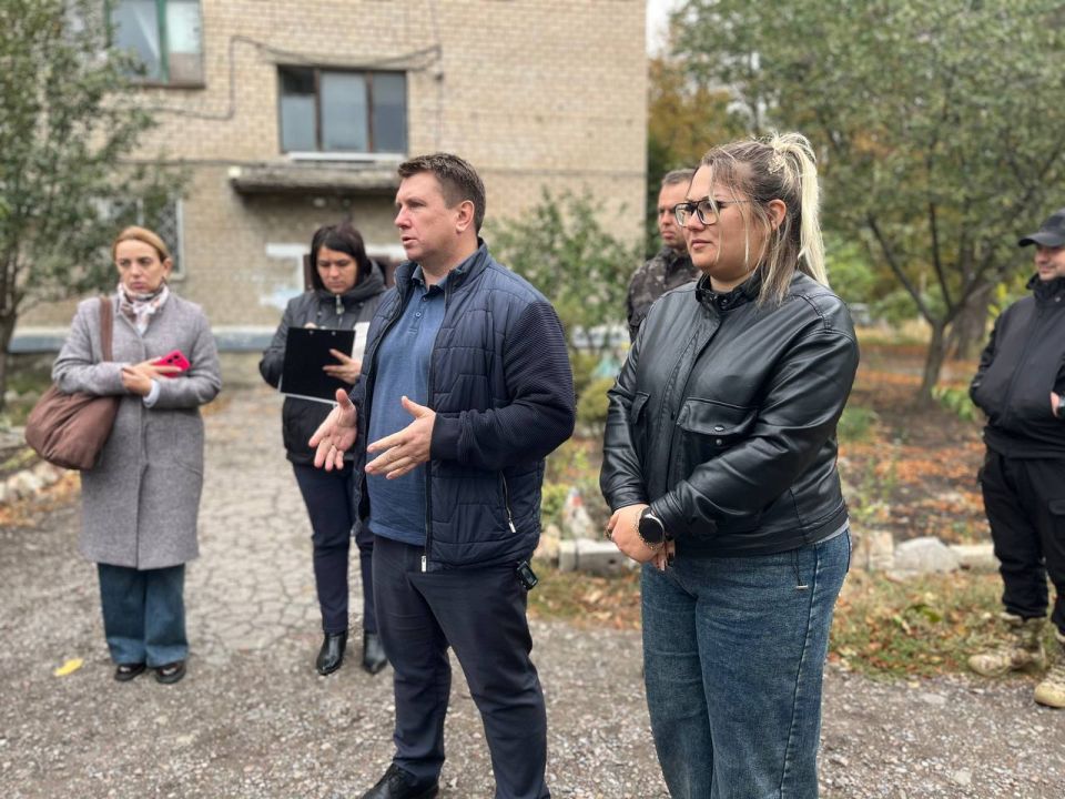 Сегодня советник главы Администрации городского округа Харцызск Наталия Тымко совместно с депутатом Харцызского городского совета Борисом Будыка провели встречу с жителями улицы Адамца